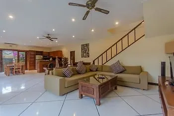 מלון סמיניאק Villa Bugis