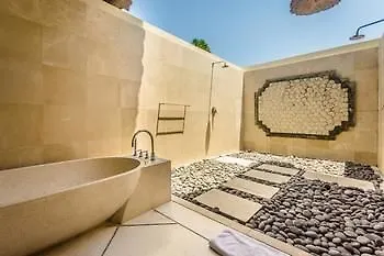 מלון סמיניאק Villa Bugis
