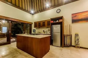 סמיניאק Villa Bugis 4*,